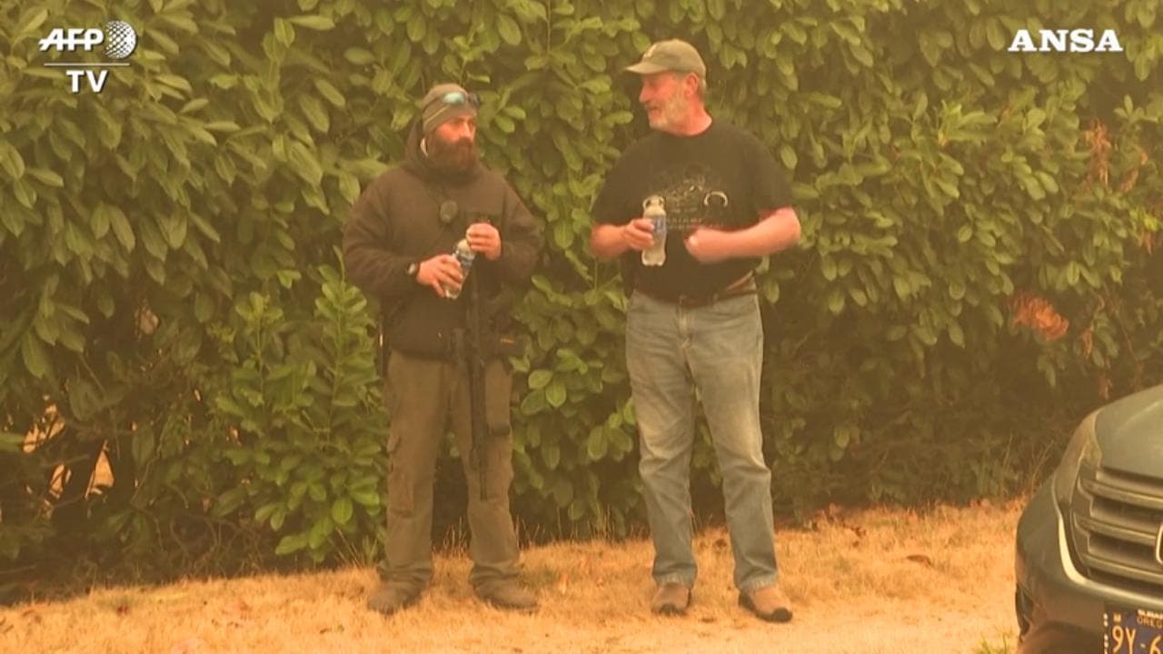 Incendi negli Usa, in Oregon residenti armati difendono le case dai saccheggi