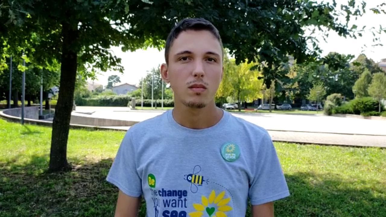 Regionali in Veneto, la denuncia: Fratelli d'Italia sparge disinfettante sul candidato dei Verdi