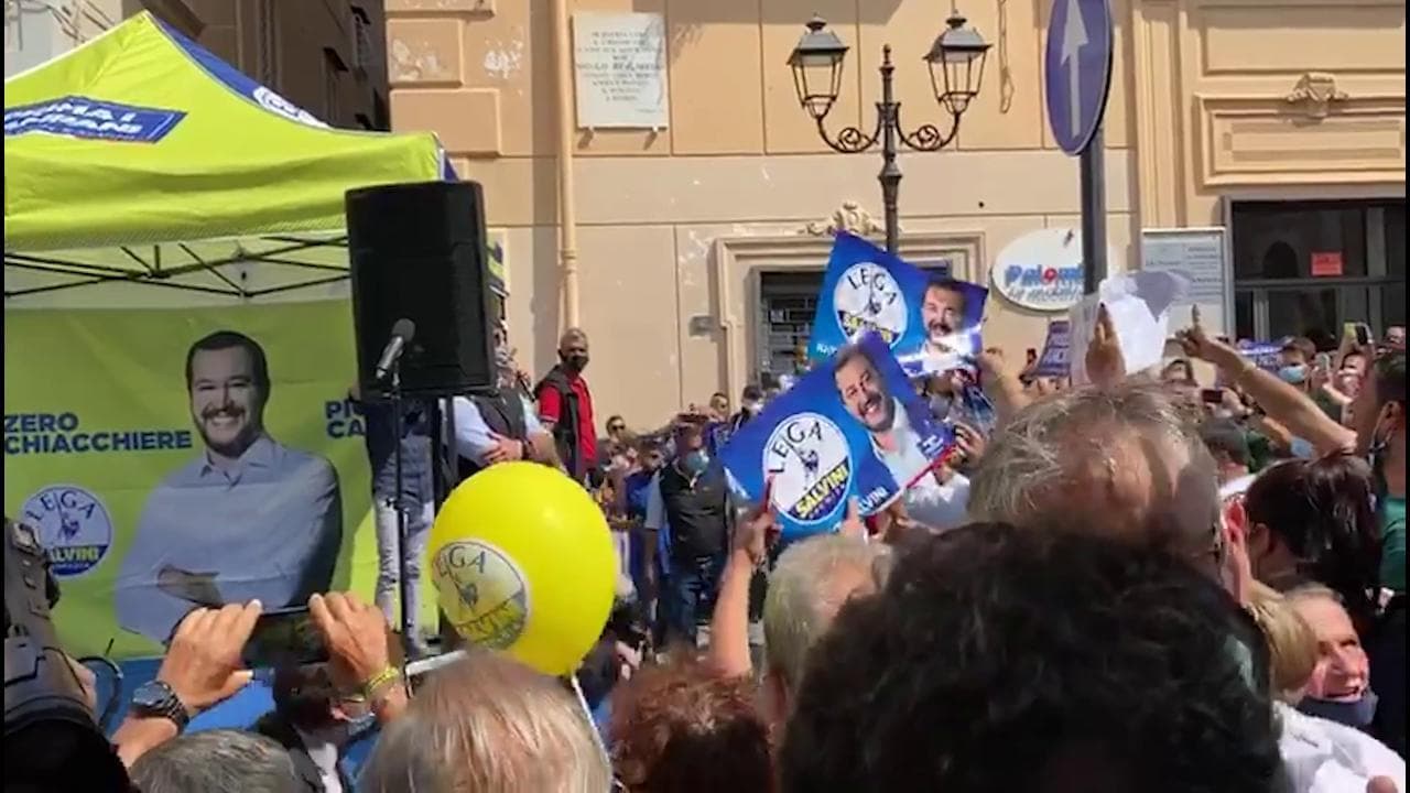 Salvini contestato a Torre del Greco: fischi e insulti interrompono il comizio