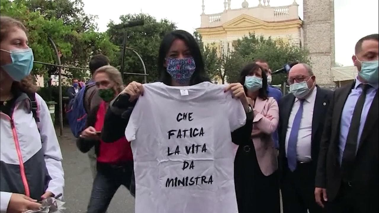 Biella, la maglietta a sorpresa per Azzolina: "Che fatica la vita da ministra"