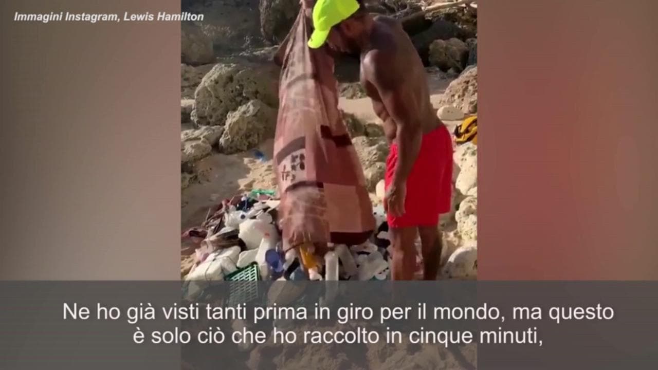 Lewis Hamilton raccoglie rifiuti in spiaggia: "C'è troppa plastica in mare"