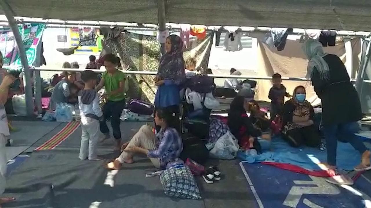 Videoreportage - Nel campo profughi di Lesbo tra i resti dell'incendio e i blocchi degli abitanti