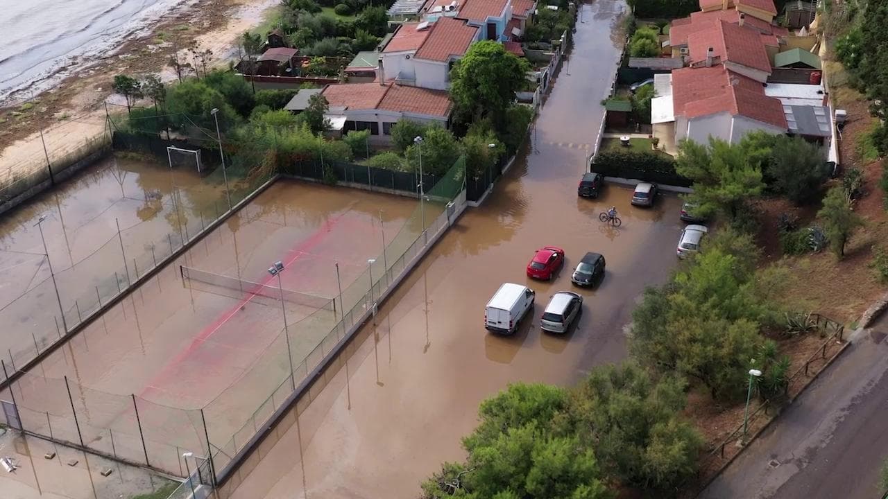 Maltempo, nubifragio su Cagliari: strade e abitazioni allagate