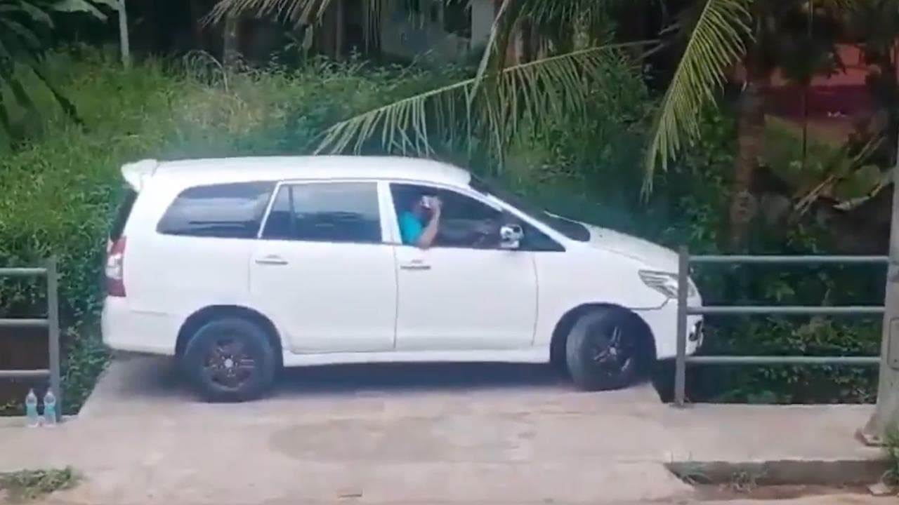 Il parcheggio con l'auto è estremo: manovra perfetta sullo strapiombo