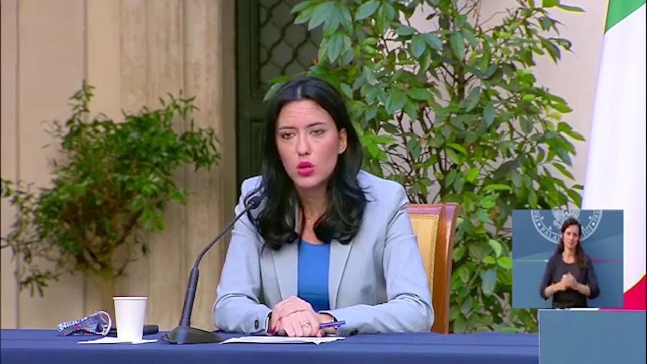 Riapertura scuole, Azzolina: "Anno impegnativo, già primi casi di studenti positivi al virus"