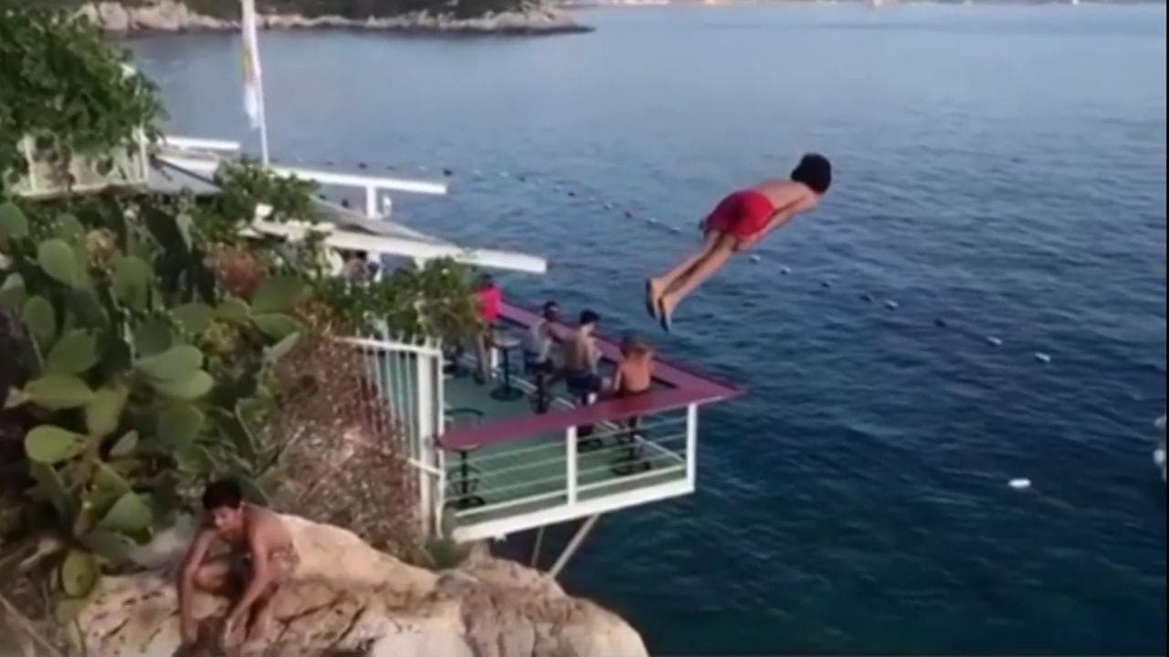 Turchia, si lancia nel vuoto dalla scogliera: il tuffo è mozzafiato