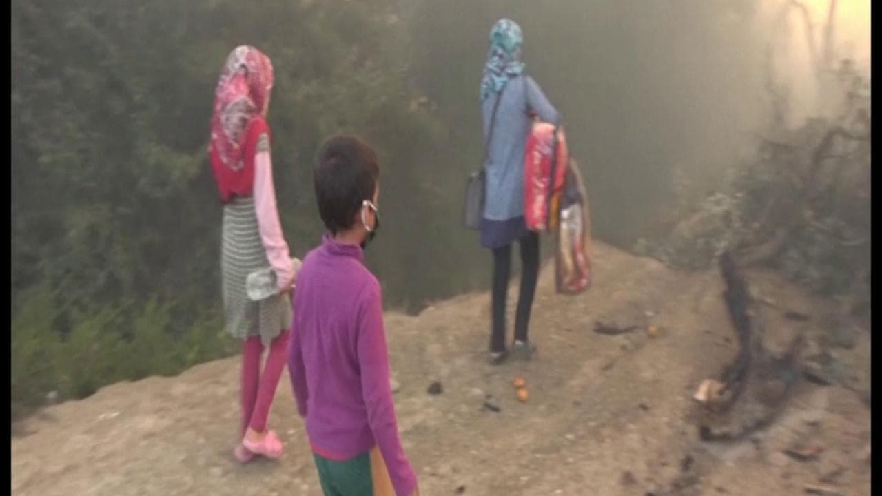Lesbo, migranti in fuga dopo l'incendio nel campo profughi di Moria