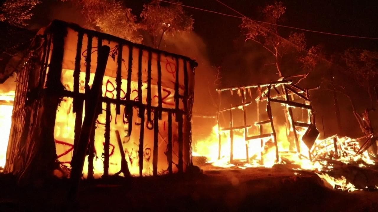 Lesbo, brucia il campo migranti più grande d'Europa