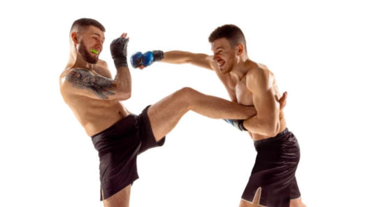Mma, cosa sono le arti marziali miste: lo sport da combattimento dove quasi ogni colpo è lecito