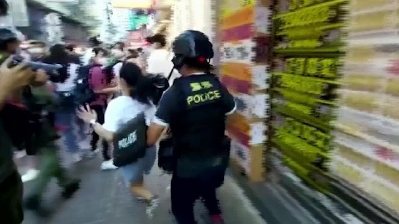 Hong Kong, ragazza di 12 anni scaraventata a terra e arrestata dalla polizia