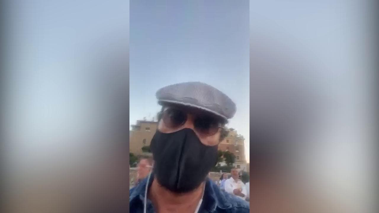 Coronavirus, Luca Bizzari ironizza in diretta Fb sui negazionisti in piazza: "Moriremo tutti e diventeremo cyborg col 5G"