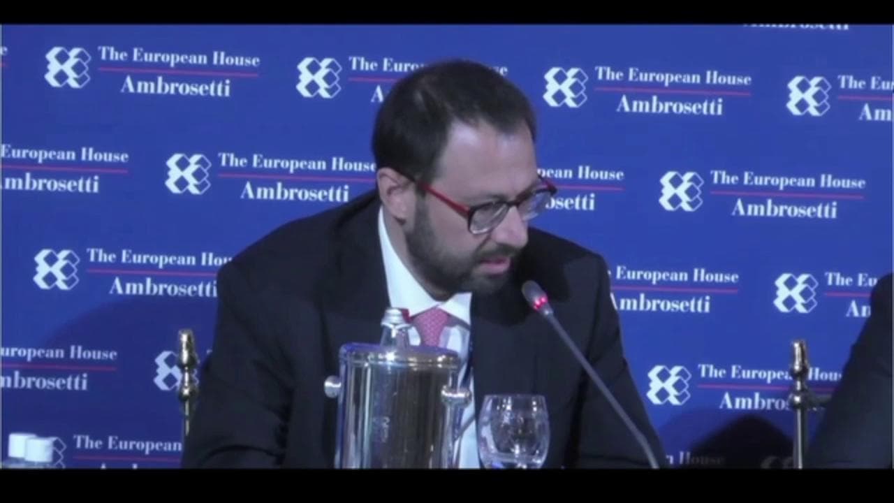 Forum Ambrosetti, Patuanelli: "Governo non può vivacchiare, Stato deve essere guida delle trasformazioni industriali"