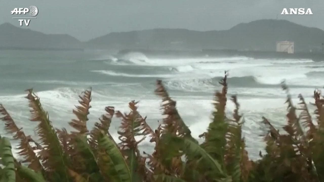 Giappone, in arrivo il tifone Haishen: previsti venti fino a 250 km/h e onde come tsunami