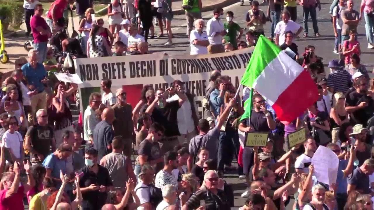 No mask e ultradestra in piazza a Roma, insulti a Zingaretti: "Vergogna"