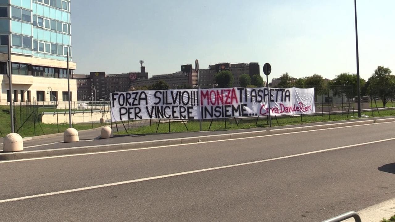 Berlusconi ricoverato, striscione dei tifosi del Monza davanti al San Raffaele: 'Forza Silvio'
