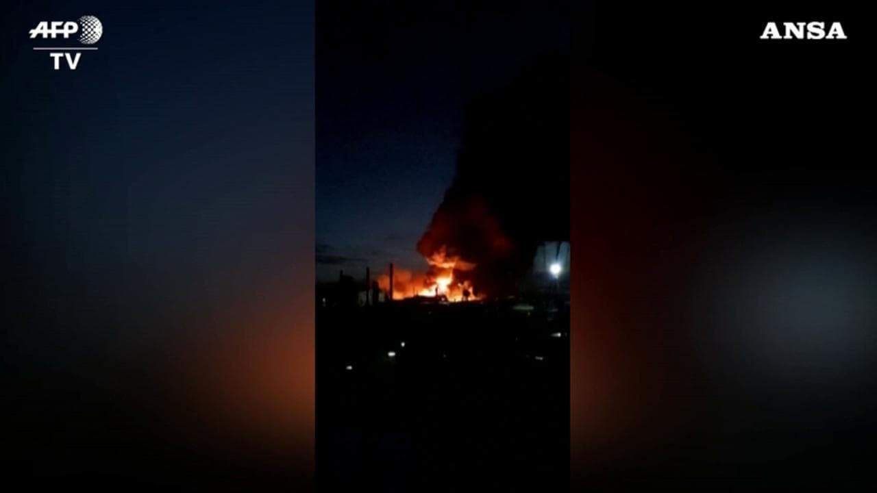 Gran Bretagna, esplosione in un magazzino: le fiamme visibili a chilometri di distanza