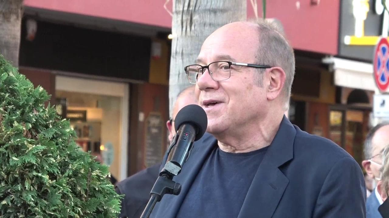 Un sacco bello compie 40 anni, e finalmente Verdone arriva con un bus a Ladispoli