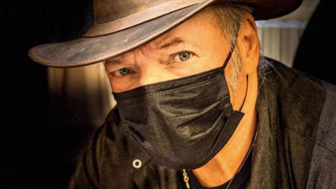 Vasco Rossi incoraggia l'uso della mascherina, l'hater lo insulta e lui risponde a brutto muso