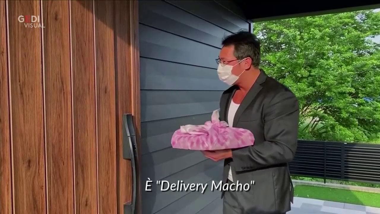 Giappone, la consegna di sushi diventa uno spogliarello: i fattorini sono bodybuilder