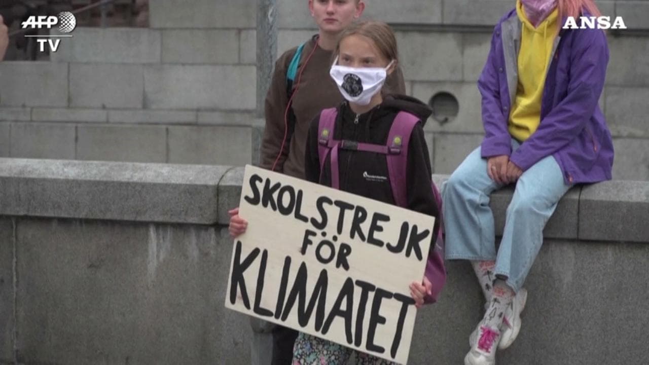 Clima, Greta ricomincia da sola la sua protesta davanti al parlamento svedese