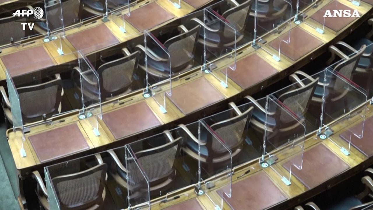 Svizzera, plexiglas tra i banchi e microfoni imbustati: ecco il nuovo aspetto del Parlamento