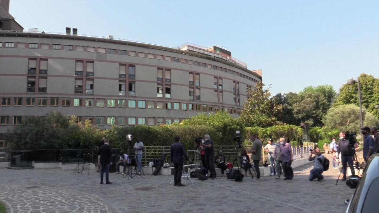 Berlusconi positivo al covid, schieramento di telecamere sotto il San Raffaele