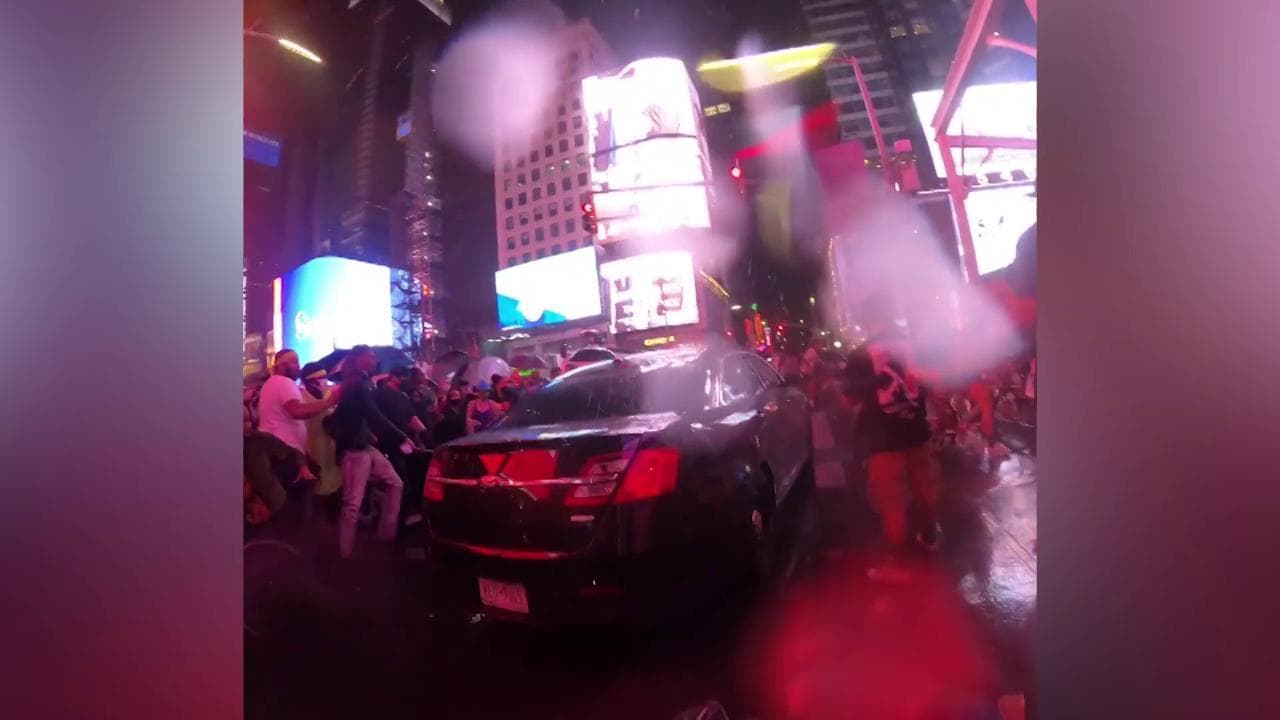 New York, macchina si lancia sulla folla a Times Square durante marcia Black Lives Matter
