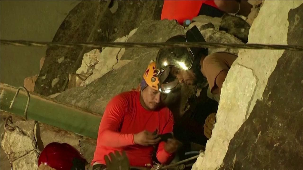 Beirut, soccorritori al lavoro un mese dopo l'esplosione: si cerca ancora sotto le macerie