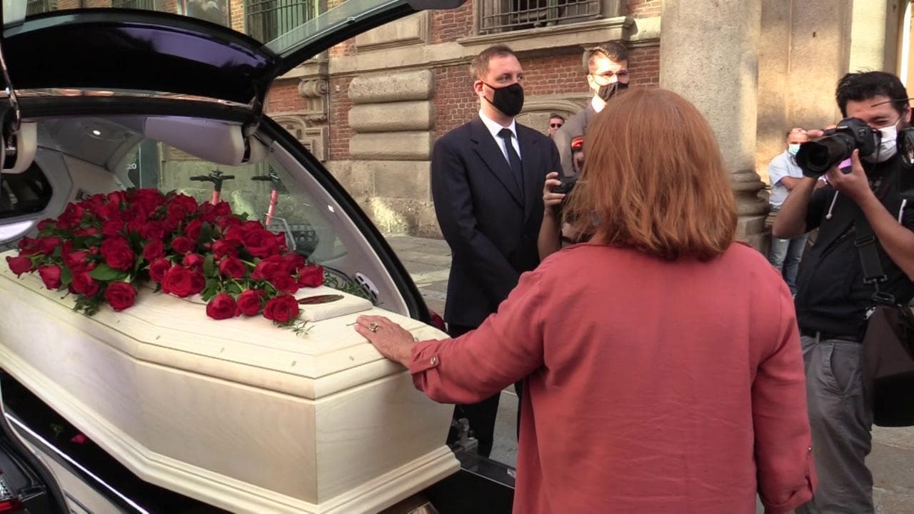 Daverio, gli occhiali e il papillon sulla bara bianca. La moglie: "Non si aspettava di andarsene"