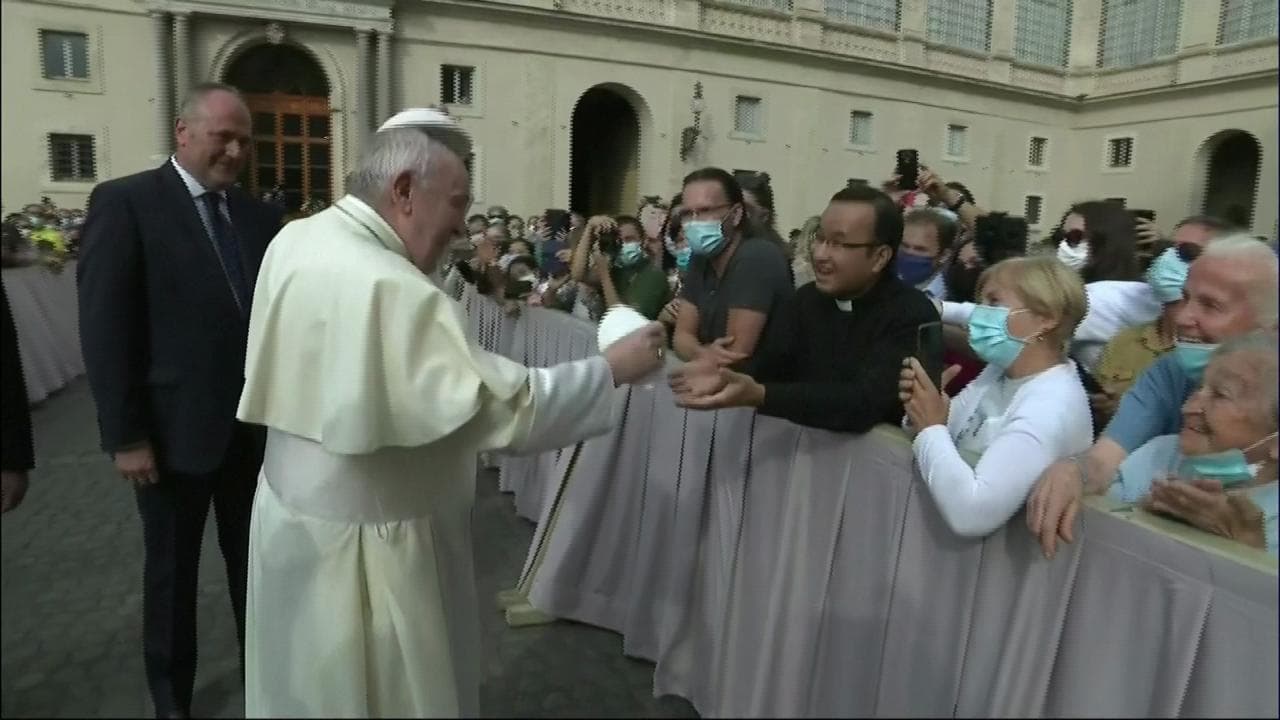 Papa Francesco dopo sei mesi torna tra i fedeli: il baciamano dei prelati con la mascherina