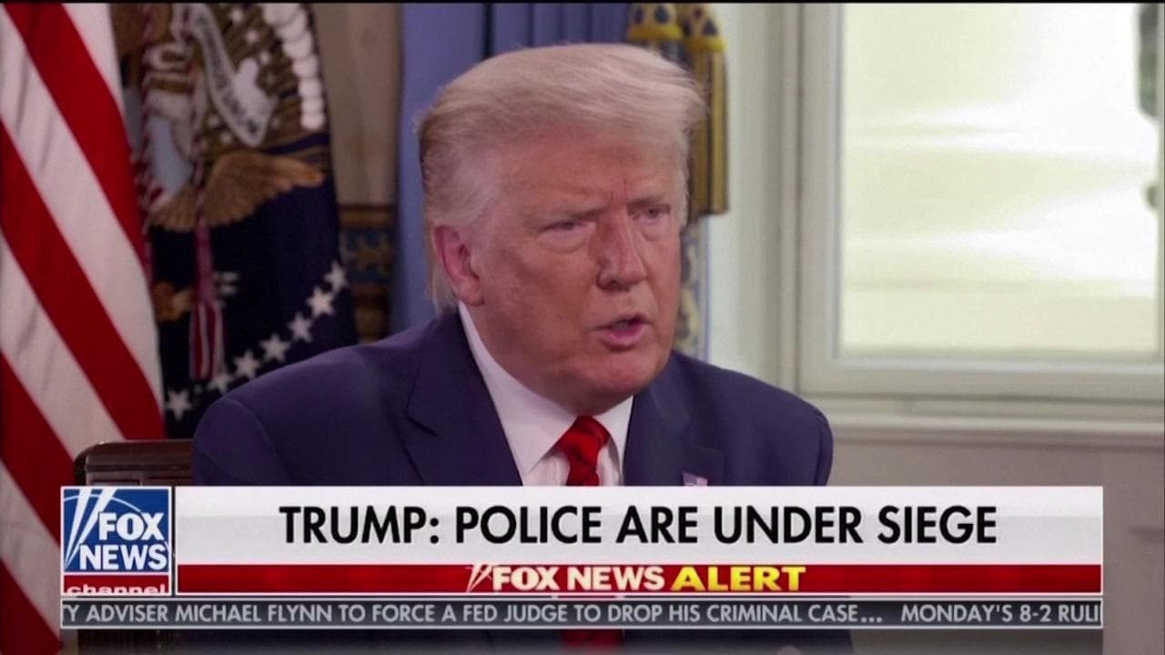 Usa, Trump: "I poliziotti vanno nel pallone: come i golfisti che sbagliano un tiro facile"