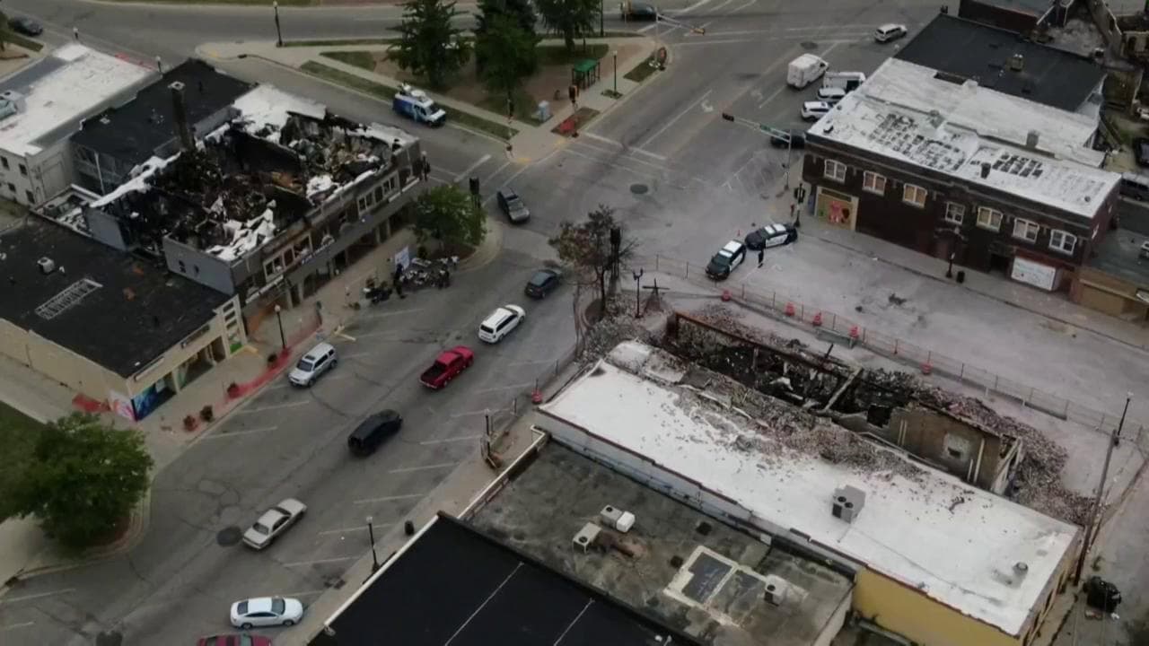 Usa, case distrutte e auto bruciate: le immagini dal drone della devastazione a Kenosha