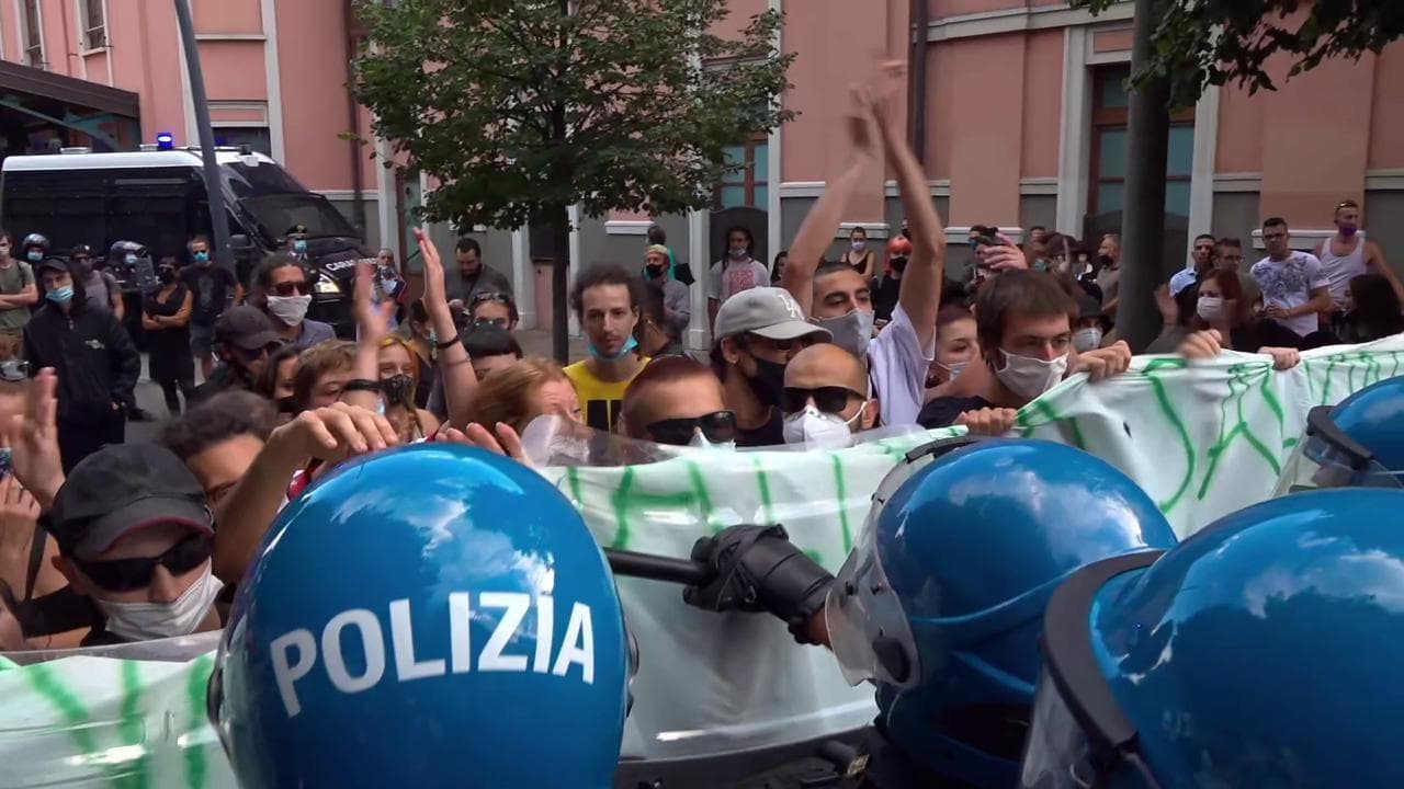 Saronno, contestazione al comizio della Lega: polizia respinge manifestanti