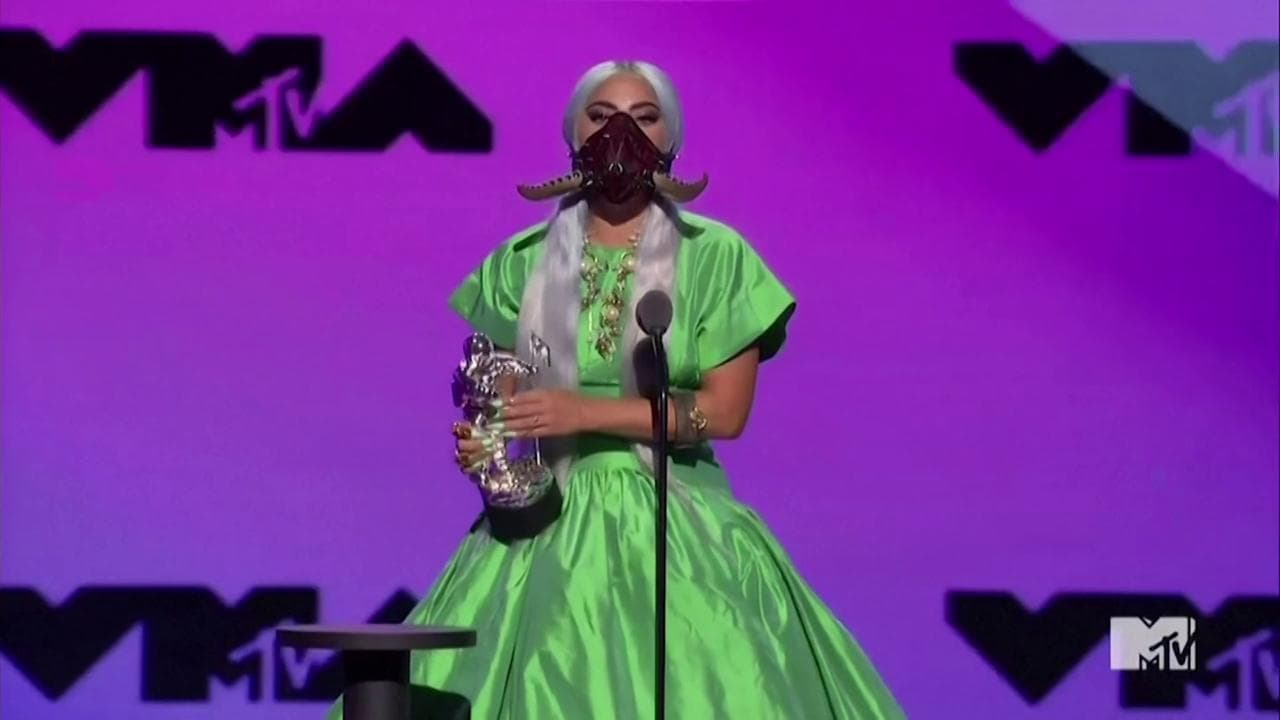 Mtv Awards, i look (con mascherina) di Lady Gaga: è la regina della serata