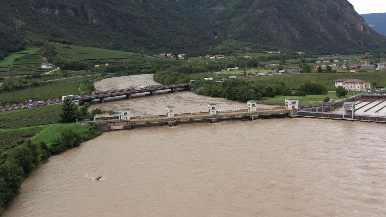 Maltempo, la piena dell'Adige verso Verona: le immagini dal drone