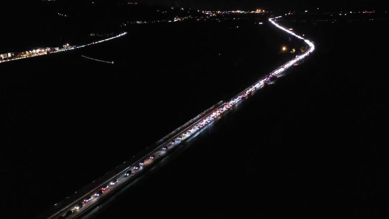 Autobrennero chiusa, la lunga coda di auto ripresa dal drone nella notte