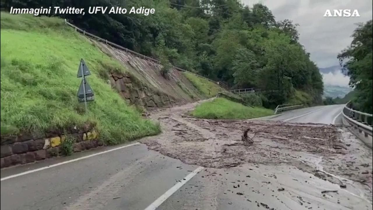 Maltempo in Alto Adige, frana sulla Statale del Brennero: strada chiusa