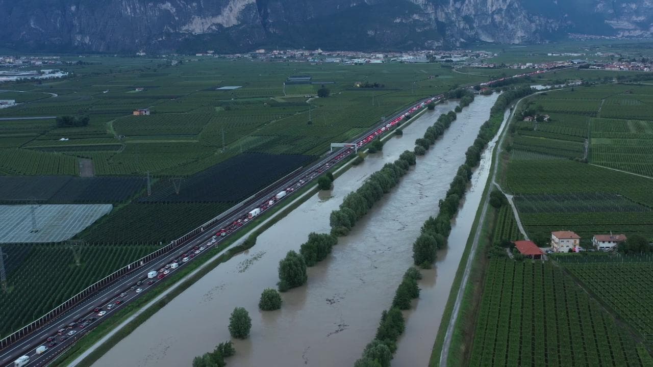 Esonda l'Adige, Autobrennero chiusa: la lunga fila di veicoli ripresa dal drone