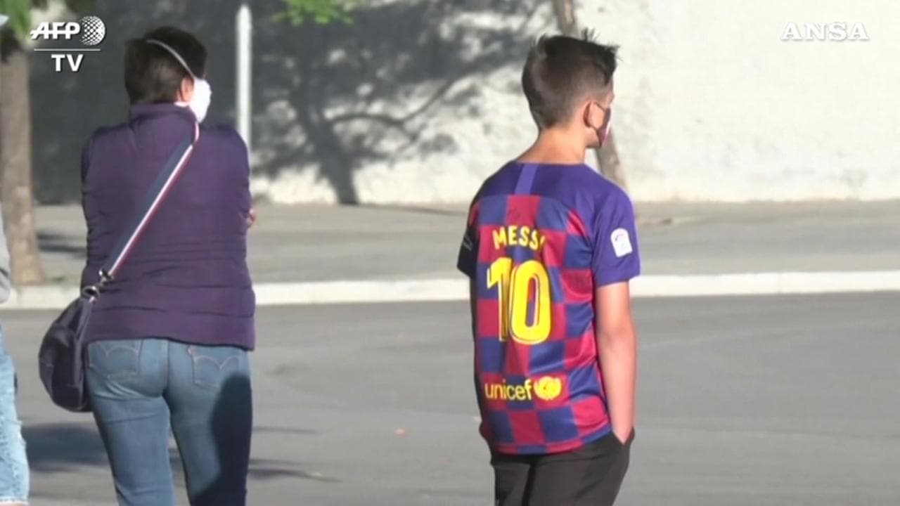 Barcellona, i giocatori vanno a fare i tamponi. Tifoso aspetta Messi, ma lui non c'è