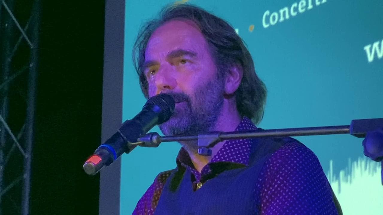 Neri Marcorè canta l'amore e prepara omaggio a Gianmaria Testa: "Progetti scritti a matita sul calendario"
