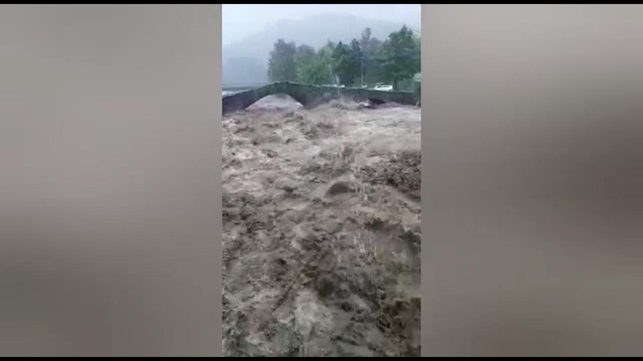 Alessandria, la furia del torrente in piena. Ma il ponte romano resiste