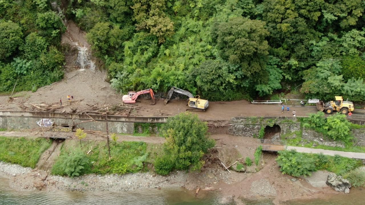 Maltempo Lombardia, sul lago di Como la frana interrompe la statale