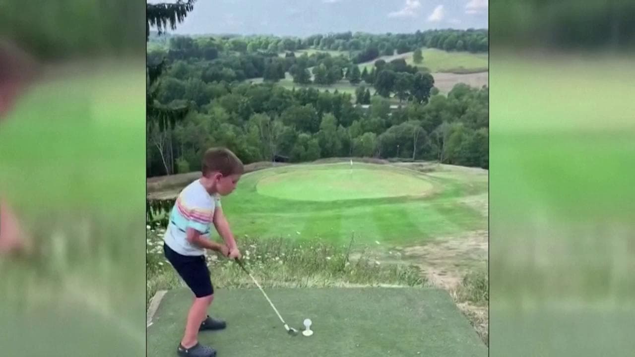 Golf, a 4 anni tenta un colpo da lunga distanza: pallina in buca al primo tentativo