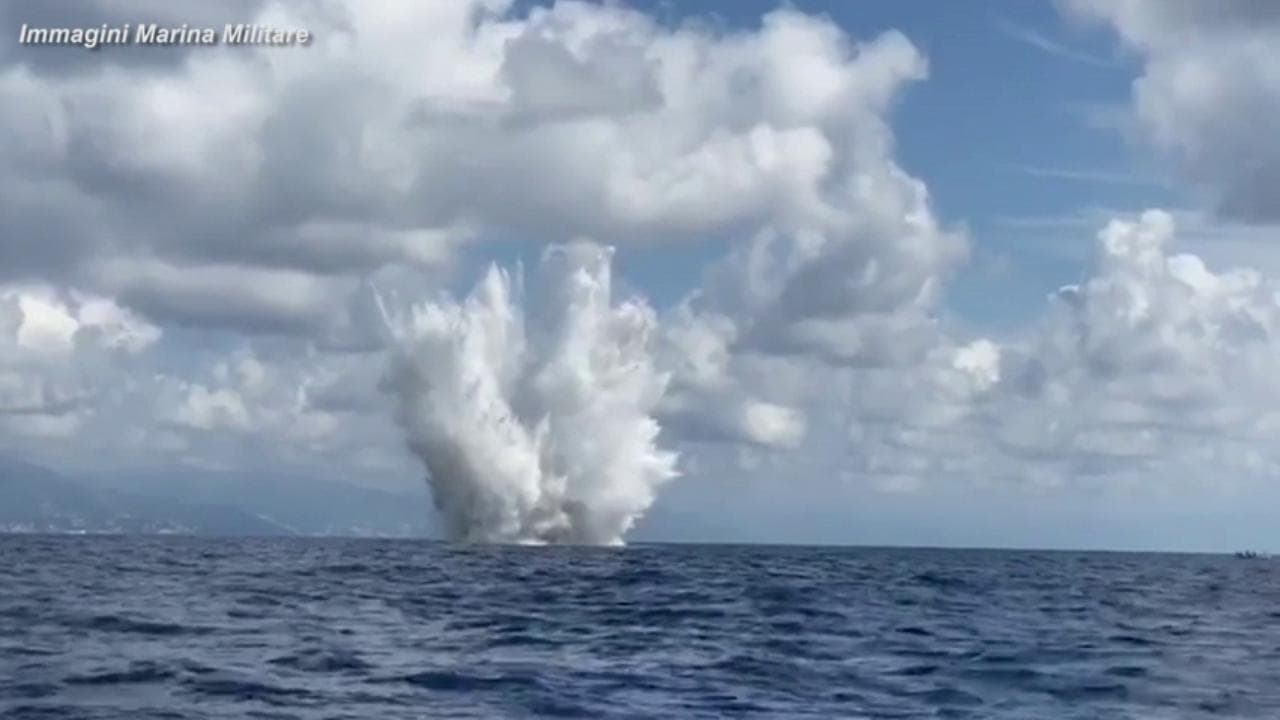 Savona, i palombari della Marina neutralizzano una bomba di aereo davanti alla costa
