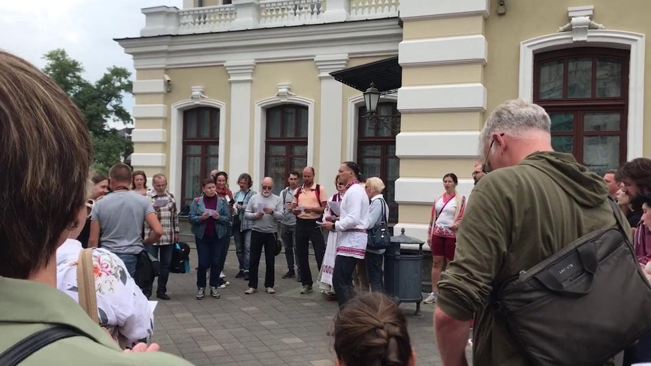 Bielorussia, la resistenza degli artisti di Minsk: licenziati 58 attori e dipendenti del teatro Kupala
