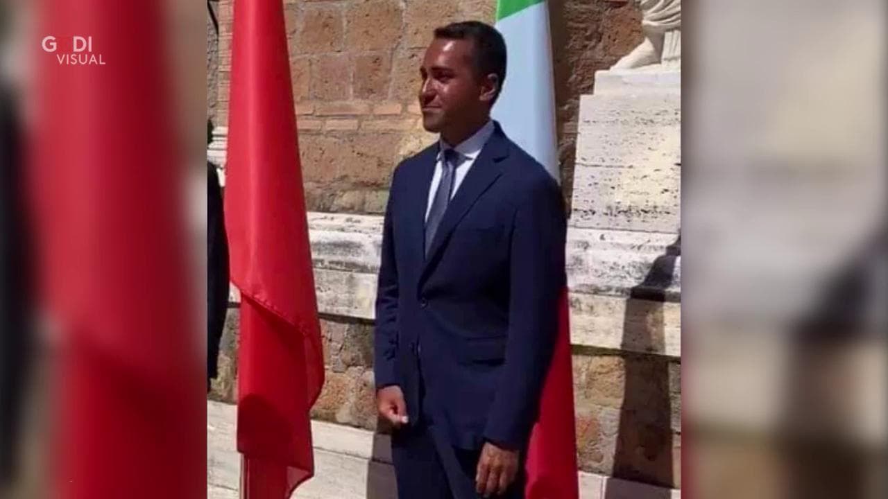 Di Maio, ironia social sull'abbronzatura: "Dopo la povertà ha abolito anche le creme solari"
