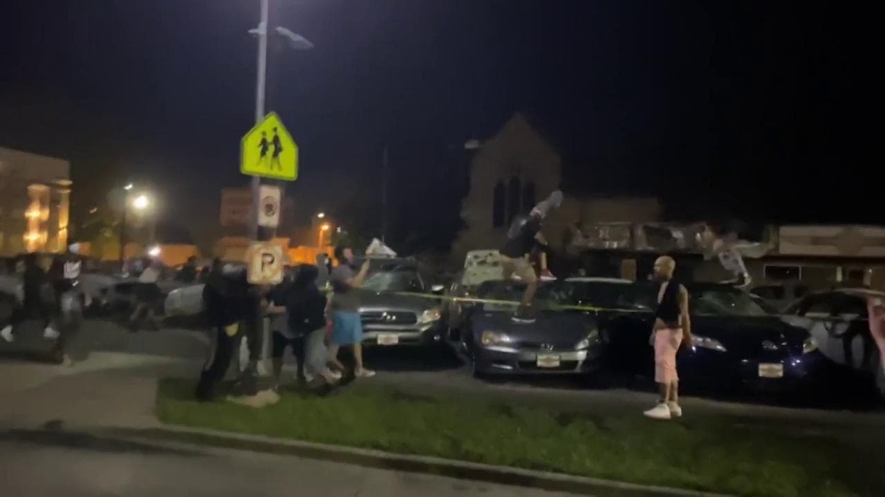 Caso Blake, scontri in Wisconsin: i manifestanti saltano sulle auto e buttano giù i lampioni