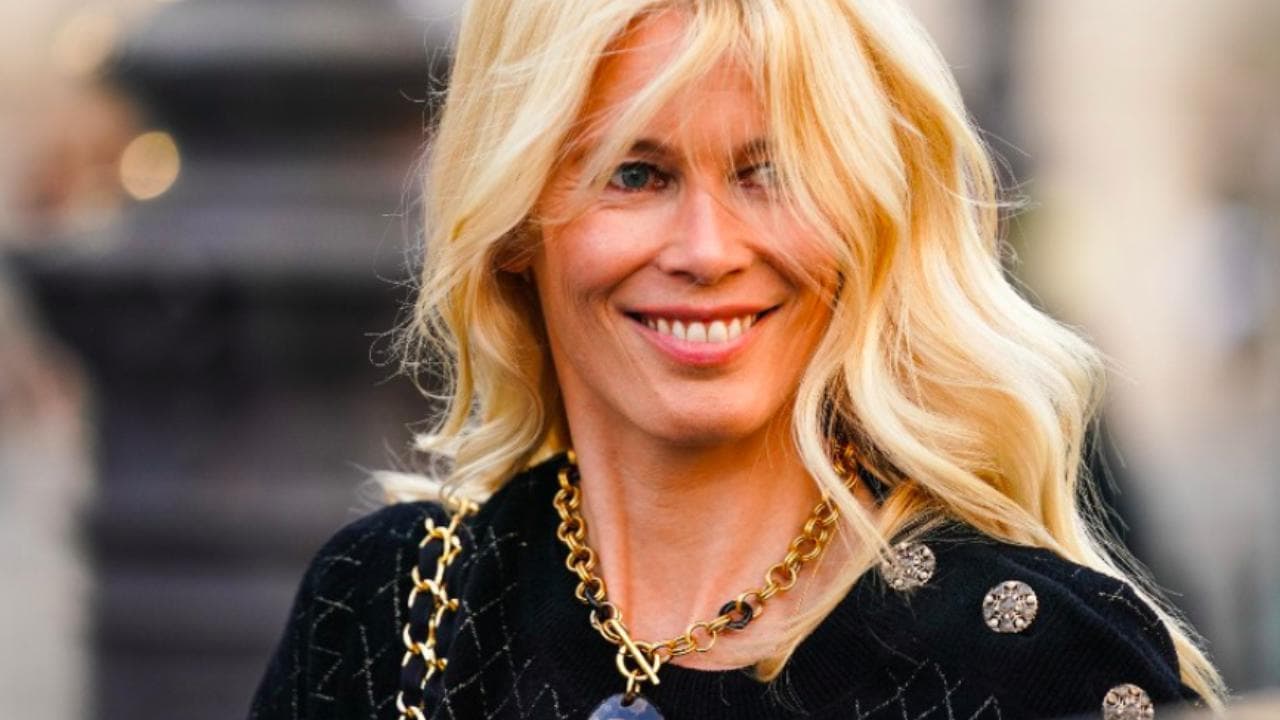 Claudia Schiffer compie 50 anni: le sue foto in una mostra che racconta le passerelle del 1990