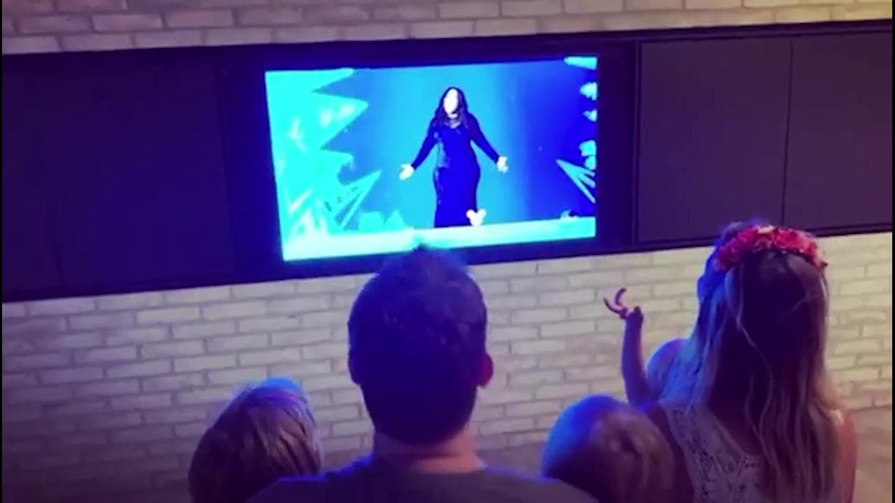 La musica è una questione di famiglia: Michael Bublé canta "Let It Go" da "Frozen" con moglie e figli