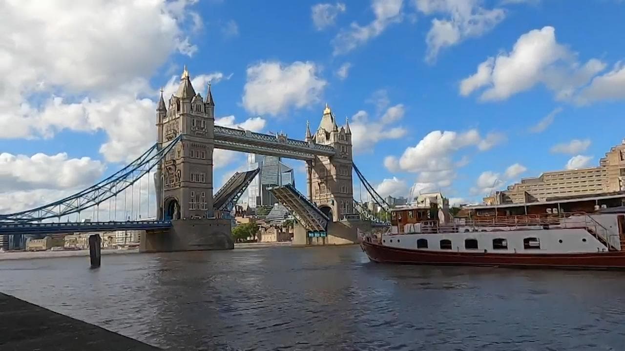 Londra, guasto al Tower Bridge: il ponte rimane alzato e il traffico va in tilt. Il timelapse del blocco